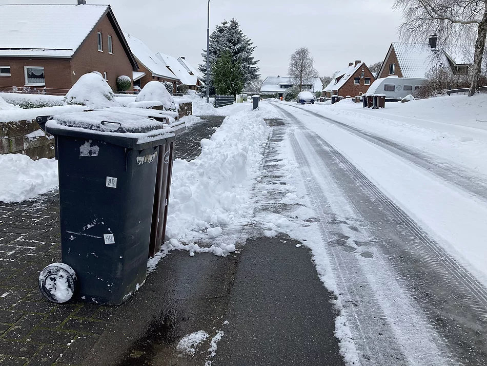 Mülltonnen aus den Schneehaufen herausholen.